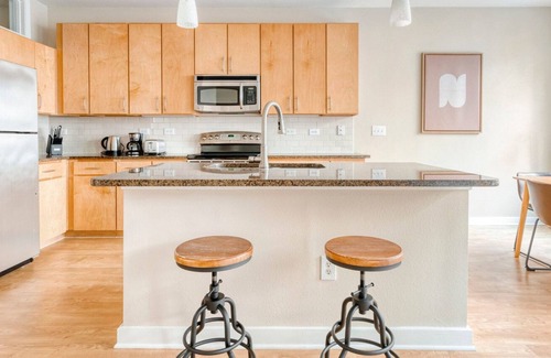 Barton Heights Apartamento | Sleek Barton Springs 1BR w/ Gym, Pool & W/D, nr Zilker, by Blueground