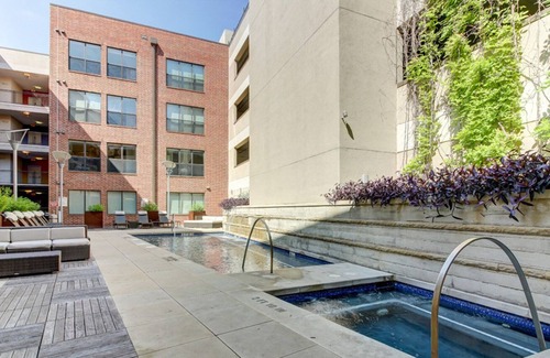 Barton Heights Apartamento | Sleek Barton Springs 1BR w/ Gym, Pool & W/D, nr Zilker, by Blueground