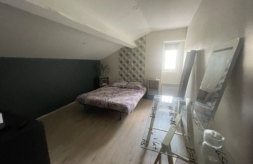 Saint-Symphorien-d'Ozon Cama Y Desayuno | Sleek bedroom