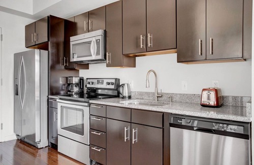 Woodmont Triangle Apartamento | Sleek Bethesda Bainbridge 1BR w/ Concierge, Gym, W/D, walk to Metro, by Blueground