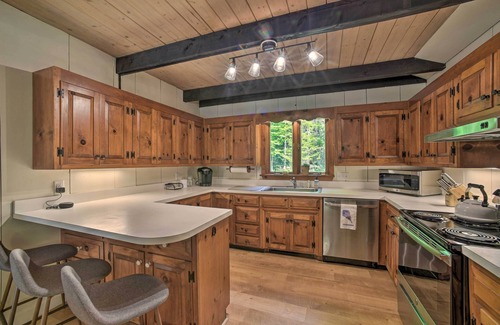 Wilmington Cabina | Sleek Cabin w/ Deck, 8 Miles to Mount Snow & Hikes