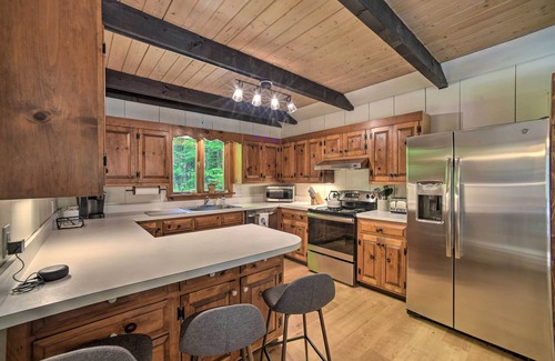 Wilmington Cabina | Sleek Cabin w/ Deck, 8 Miles to Mount Snow & Hikes