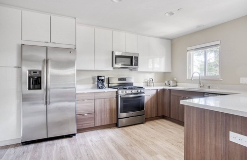 Campbell Apartamento | Sleek Campbell 2BR w/ Pool, Gym & Spa, walk to WF & TJ, by Blueground