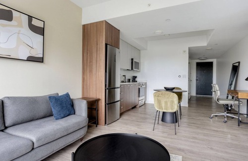 Central Square Apartamento | Sleek Central Square 1BR w/ Gym, W/D & Roof, near T, by Blueground