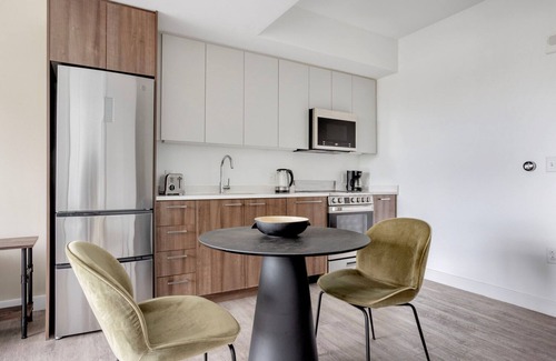 Central Square Apartamento | Sleek Central Square 1BR w/ Gym, W/D & Roof, near T, by Blueground