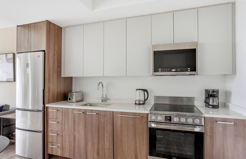 Central Square Apartamento | Sleek Central Square 1BR w/ Gym, W/D & Roof, near T, by Blueground
