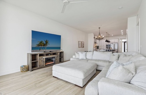 Melbourne Beach Condominio | Sleek Coastal Condo with Stunning Riverfront Views and Luxury Amenities