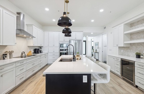 Melbourne Beach Condominio | Sleek Coastal Condo with Stunning Riverfront Views and Luxury Amenities