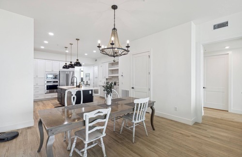 Melbourne Beach Condominio | Sleek Coastal Condo with Stunning Riverfront Views and Luxury Amenities