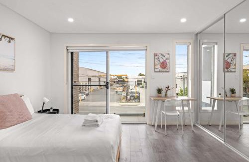 Revesby Casa | Sleek & Comfortable Ensuite Double Room at Revesby with Shared Kitchen