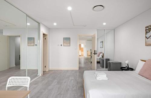 Revesby Casa | Sleek & Comfortable Ensuite Double Room at Revesby with Shared Kitchen