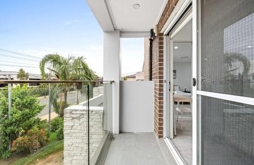 Revesby Casa | Sleek & Comfortable Ensuite Double Room at Revesby with Shared Kitchen