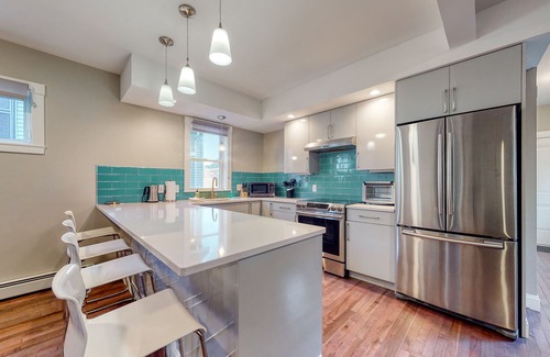 Munjoy Hill Condominio | Elegante condominio con patio privado - a menos de 2 cuadras de la playa / parque, perros pequeños ¡Está bien!