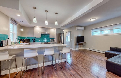 Munjoy Hill Condominio | Elegante condominio con patio privado - a menos de 2 cuadras de la playa / parque, perros pequeños ¡Está bien!