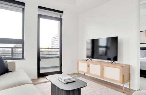 Congress Park Apartamento | Sleek Congress Park 2BR w/ Gym & Pool, near shops & dining, by Blueground