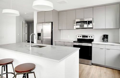 Congress Park Apartamento | Sleek Congress Park 2BR w/ Gym & Pool, near shops & dining, by Blueground