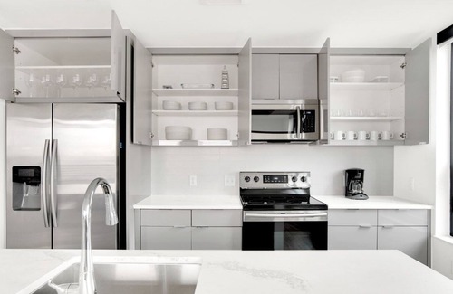 Congress Park Apartamento | Sleek Congress Park 2BR w/ Gym & Pool, near shops & dining, by Blueground