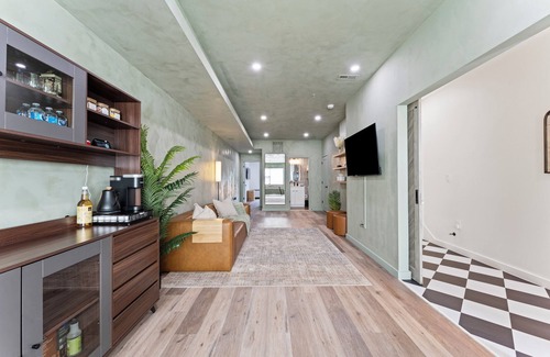 Washington Casa | Sleek & Cozy DC Oasis 1BR/1BA w/ Accessible backyard