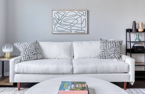 Chinatown Apartamento | Sleek Downtown 1BR w/ Pool, W/D & Gym, near Broad Museum, by Blueground