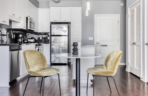 Chinatown Apartamento | Sleek Downtown 1BR w/ Pool, W/D & Gym, near Broad Museum, by Blueground