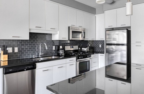 Chinatown Apartamento | Sleek Downtown 1BR w/ Pool, W/D & Gym, near Broad Museum, by Blueground