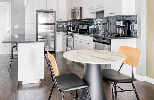 Chinatown Apartamento | Sleek Downtown 1BR w/ Gym, Pool & Spa, near 7th St Metro, by Blueground