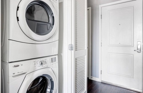 Chinatown Apartamento | Sleek Downtown 1BR w/ Gym, Pool & Spa, near 7th St Metro, by Blueground