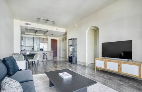 Second Street District Apartamento | Sleek Downtown 1BR w/ Gym, W/D & Deck, walk to 6th St bars, by Blueground