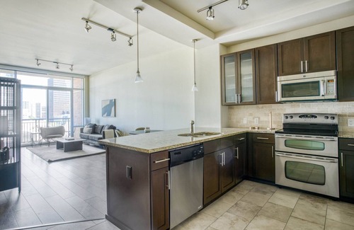 Second Street District Apartamento | Sleek Downtown 1BR w/ Gym, W/D & Deck, walk to 6th St bars, by Blueground