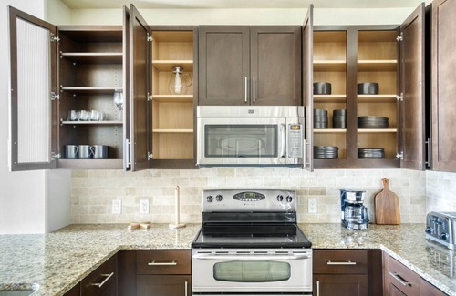 Second Street District Apartamento | Sleek Downtown 1BR w/ Gym, W/D & Deck, walk to 6th St bars, by Blueground