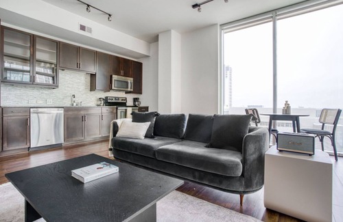 Waller Creek District Apartamento | Sleek Downtown 1BR w/ Gym, Deck & W/D, walk to 6th St bars, by Blueground