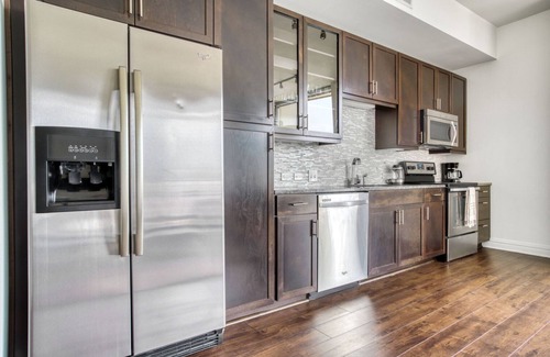 Waller Creek District Apartamento | Sleek Downtown 1BR w/ Gym, Deck & W/D, walk to 6th St bars, by Blueground