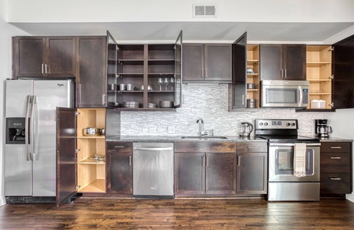 Waller Creek District Apartamento | Sleek Downtown 1BR w/ Gym, Deck & W/D, walk to 6th St bars, by Blueground