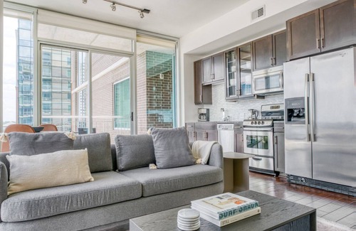 Waller Creek District Apartamento | Sleek Downtown Austin 1BR w/ Gym, Pool & W/D, nr Rainey St, by Blueground