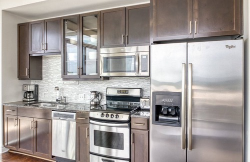 Waller Creek District Apartamento | Sleek Downtown Austin 1BR w/ Gym, Pool & W/D, nr Rainey St, by Blueground