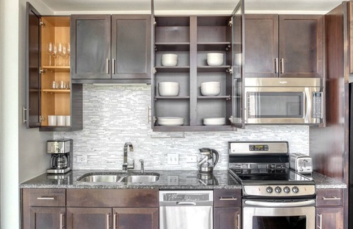 Waller Creek District Apartamento | Sleek Downtown Austin 1BR w/ Gym, Pool & W/D, nr Rainey St, by Blueground