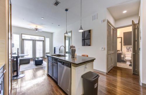 Energy Corridor Apartamento | Sleek Energy Corridor King Bed Suite