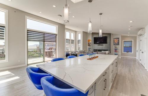 Ferndale Apartamento | Sleek Ferndale Home with Ocean and Mountain Views!