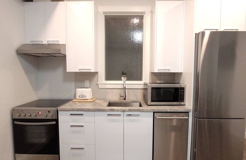 Langley Condominio | Sleek Gem! Modern Comfort Condo Downtown Langley