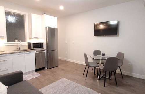 Langley Condominio | Sleek Gem! Modern Comfort Condo Downtown Langley