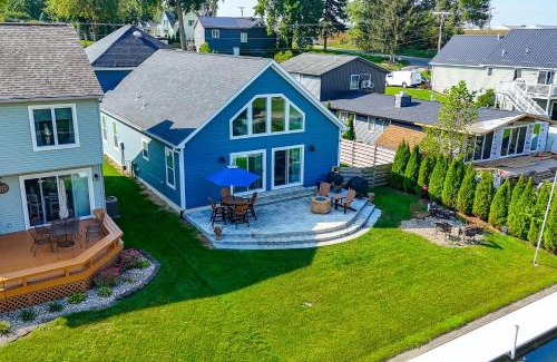 Syracuse Casa | Sleek Getaway on Lake Wawasee with Private Dock!