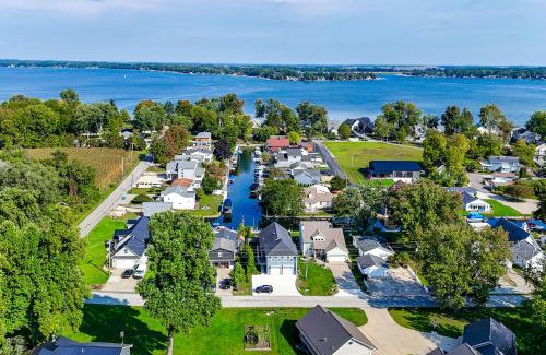 Syracuse Casa | Sleek Getaway on Lake Wawasee with Private Dock!