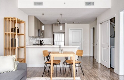 West Highland Apartamento | Sleek Highland 1BR w/ Roof, Gym & W/D, near Highland Park, by Blueground