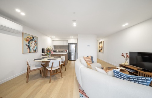 Dickson Apartamento | Sleek Inner-City 2-Bed with Swimming Pool & BBQ
