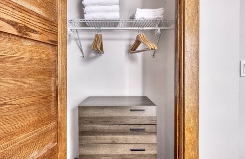 Wrigleyville Apartamento | Sleek Lakeview 2BR near Wrigley Field, 1 block to Red Line, by Blueground