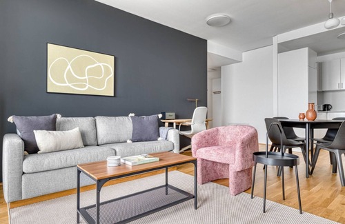 Vienna Apartamento | Sleek Leopoldstadt 2BR w/ Gym, Elevator & Balcony, near U2, by Blueground