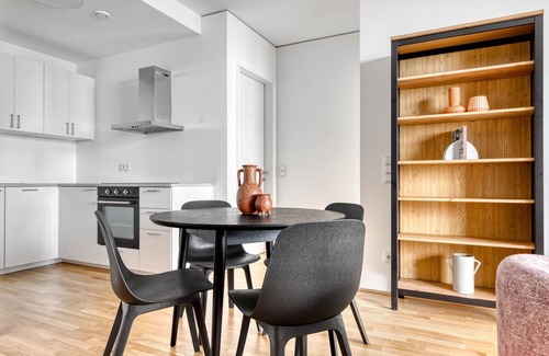 Vienna Apartamento | Sleek Leopoldstadt 2BR w/ Gym, Elevator & Balcony, near U2, by Blueground