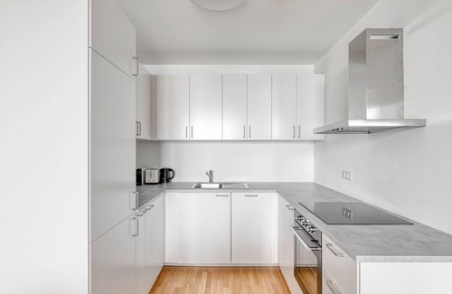 Vienna Apartamento | Sleek Leopoldstadt 2BR w/ Gym, Elevator & Balcony, near U2, by Blueground