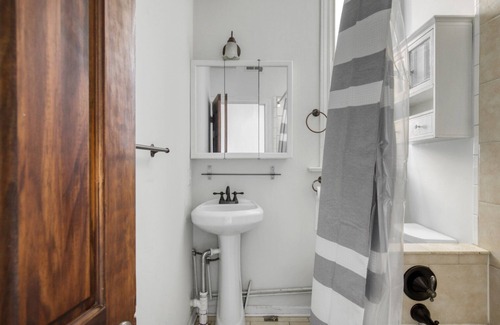 Park West Apartamento | Sleek Lincoln Park 3BR, near L and Lincoln Park, by Blueground