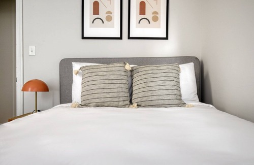 Park West Apartamento | Sleek Lincoln Park 3BR, near L and Lincoln Park, by Blueground